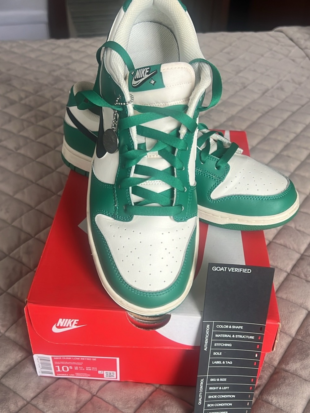 Nike Dunk Low Men Green and White Low-Top Sneakers with Swoosh